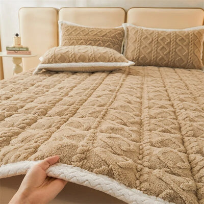 Quilted Mattress Pad for Winter Fleece Thick Warm Blanket for Beds Solid Color Coral Fleece Bed Mattress Pads Single/Queen/King KENNRICK